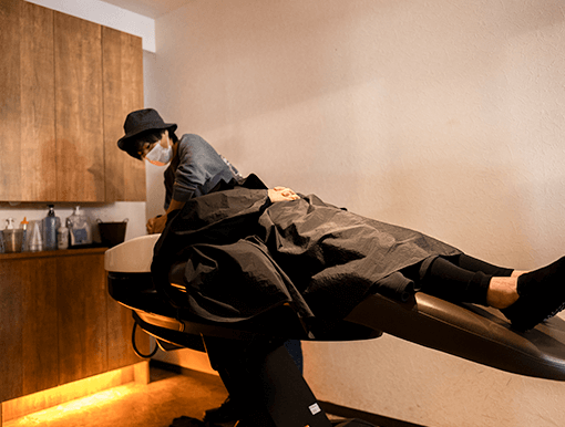 首が疲れない？専用の特殊なシャンプー台